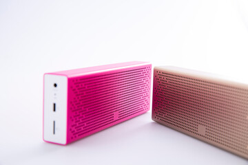 흰 배경에 놓여 있는 블루투스 스피커