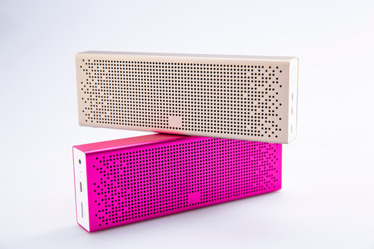 흰 배경에 놓여 있는 블루투스 스피커