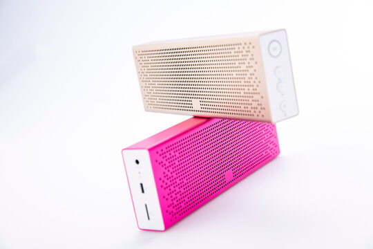 흰 배경에 놓여 있는 블루투스 스피커