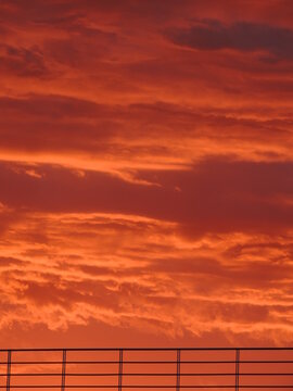 atadecer naranja con pared de fierros