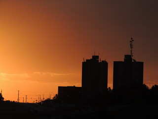 atardecer naranja en la ciudad © Seitor