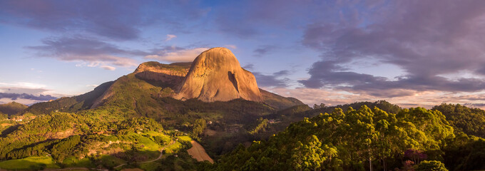 Vista aérea panorâmica de um pôr-do-sol na Pedra Azul. Domingos Martins, Estado do Espírito Santo, Brasil.