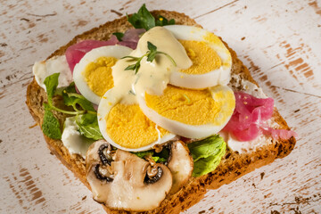 キャンプ場のロッジでランチ　Lunch set at lodge in camping hut