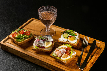 キャンプ場のロッジでランチ　Lunch set at lodge in camping hut