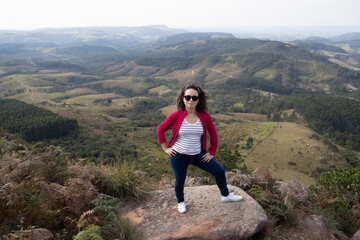 Mulher bonita de 40 anos, aprecia paisagem verde ao livre em região montanhosa 
