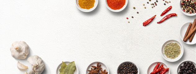 白いテーブルの上に並べられた色々なスパイス