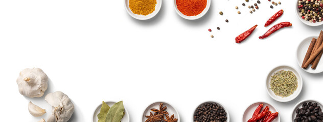 白いテーブルの上に並べられた色々なスパイス