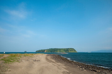 Fototapeta na wymiar 歩いて渡れる縁結びの島、鹿児島県の知林が島