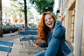 Obraz na płótnie Canvas Vivacious young woman enjoying a good laugh