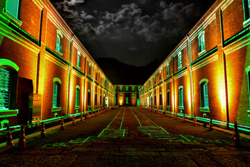 レーザー光線と赤レンガ倉庫