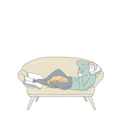 ソファーでスマホを見る男性