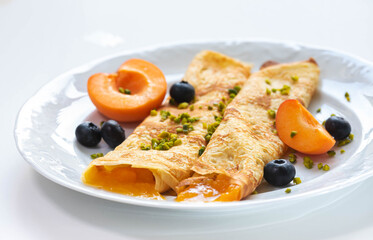 fresh homemade Pancakes with fruits and Jam.
Marmeladepfannkuchen mit frischen Früchten