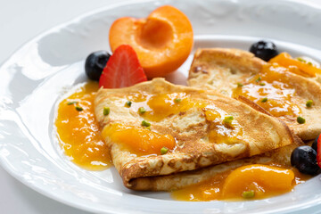 fresh homemade Pancakes with fruits and Jam.
Marmeladepfannkuchen mit frischen Früchten