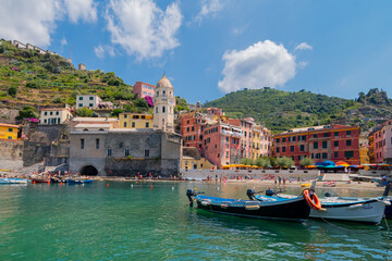 Fototapeta na wymiar Port de Vernazza, village des Cinque terre inscrit au patrimoine mondial de l'Unesco. Village coloré d'Italie. 