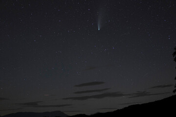 Neowise asteroide visto desde un entorno con montañas © Nacho