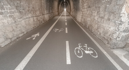 Piste cyclable et piétonne pour vélos, trottinettes, promenade à pieds. Tunnel qui relie la...