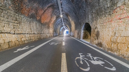 Piste cyclable et piétonne pour vélos, trottinettes, promenade à pieds. Tunnel qui relie la...