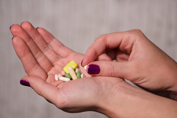 Pillen in der Hand