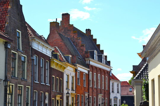 Old houses in the Dutch "veerpoortstraat" in hanseatic city Doesburg, the Netherlands