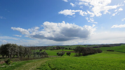 Fototapeta na wymiar Paesaggio con nuvole