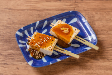 豆腐田楽　grilled tofu dressed with sweet miso paste
