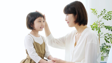 子どもの頭を撫でるお母さん