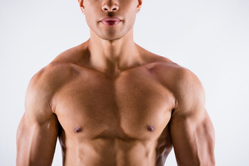 Fototapeta premium Zbliżenie przycięte zdjęcie przystojny poważny skoncentrowany muskularny sportowiec ciemnoskóry facet demonstrujący jego idealną konstytucję ciała nagą klatkę piersiową na białym tle biały kolor