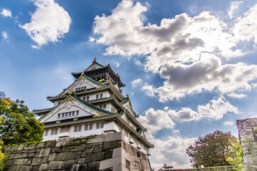 青空と雲を背景にした大阪城