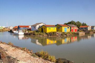 Fototapeta na wymiar Château d'Oléron. Cabanes colorées dans le quartier du port à marée haute. Charente-Maritime. Nouvelle-Aquitaine 