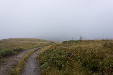 Obraz premium Hiking trail in the Austrian Alps with foggy weather