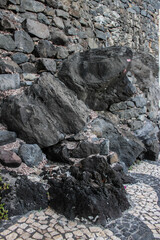 Grandes rocas en las costas del mar azul 