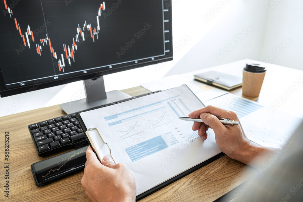 Aufkleber businessman working with computer and analyzing graph stock market trading