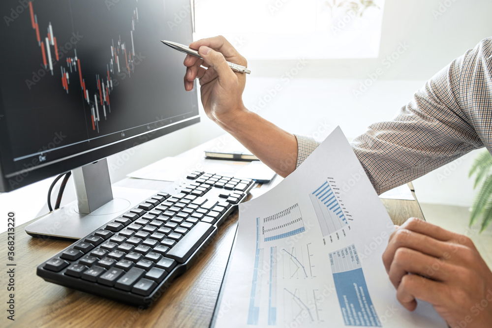 Aufkleber businessman working with computer and analyzing graph stock market trading