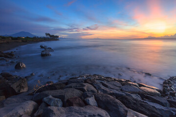 Fototapeta na wymiar beautiful sunrise on the rocky beach