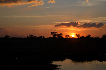 Obraz premium sunset over the river