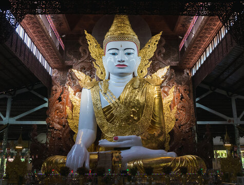 big Buddha statue at Nga Htat Gyi Pagoda at Yangon