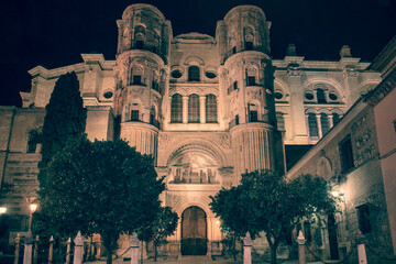 Puerta lateral de la catedral de Málaga de noche