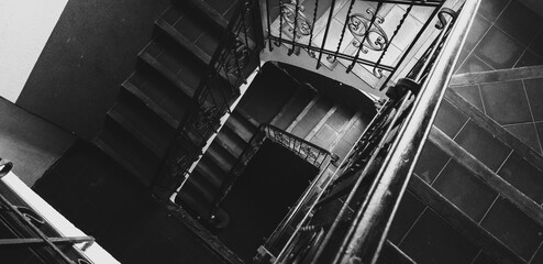 las escaleras en el interior de un edificio
