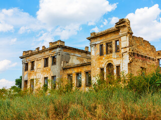 Fototapeta premium The ruins of an ancient house in Odessa, Ukraine. Historic building destroyed by vandals of the proletariat during a revolution in Russia in the 20th century.
