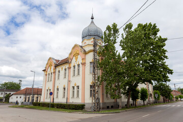 Fototapeta na wymiar Elementary school in Jaszapati, Hungary