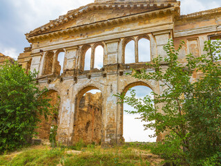 Obraz premium The ruins of an ancient house in Odessa, Ukraine. Historic building destroyed by vandals of the proletariat during a revolution in Russia in the 20th century.