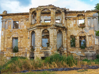 Naklejka premium The ruins of an ancient house in Odessa, Ukraine. Historic building destroyed by vandals of the proletariat during a revolution in Russia in the 20th century.