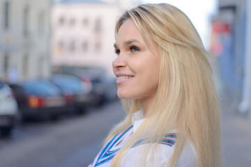 Fototapeta premium stylish blonde girl on the city street