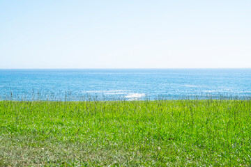 Paisaje de mar y campo