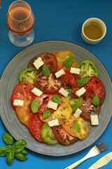 Carpacio de tomates anciennes au pesto