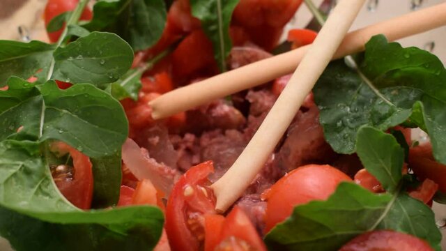 Insalata con carne in scatola ft0207_1076 Carne enlatada con vegetales