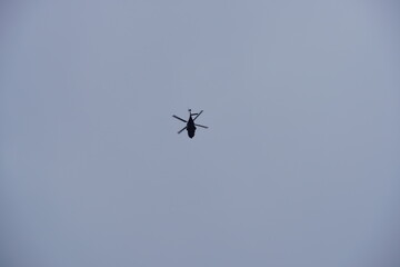 Hubschrauber Transport am grauen Himmel