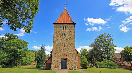 Kirchwalsede: Romanische Feldsteinkirche St. Bartholomäus (1180, Niedersachsen)