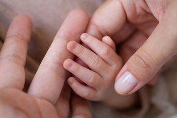 Obraz na płótnie Canvas mother holding her baby hand