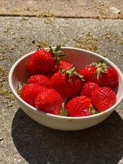 Reife frische Erdbeeren in Schüssel